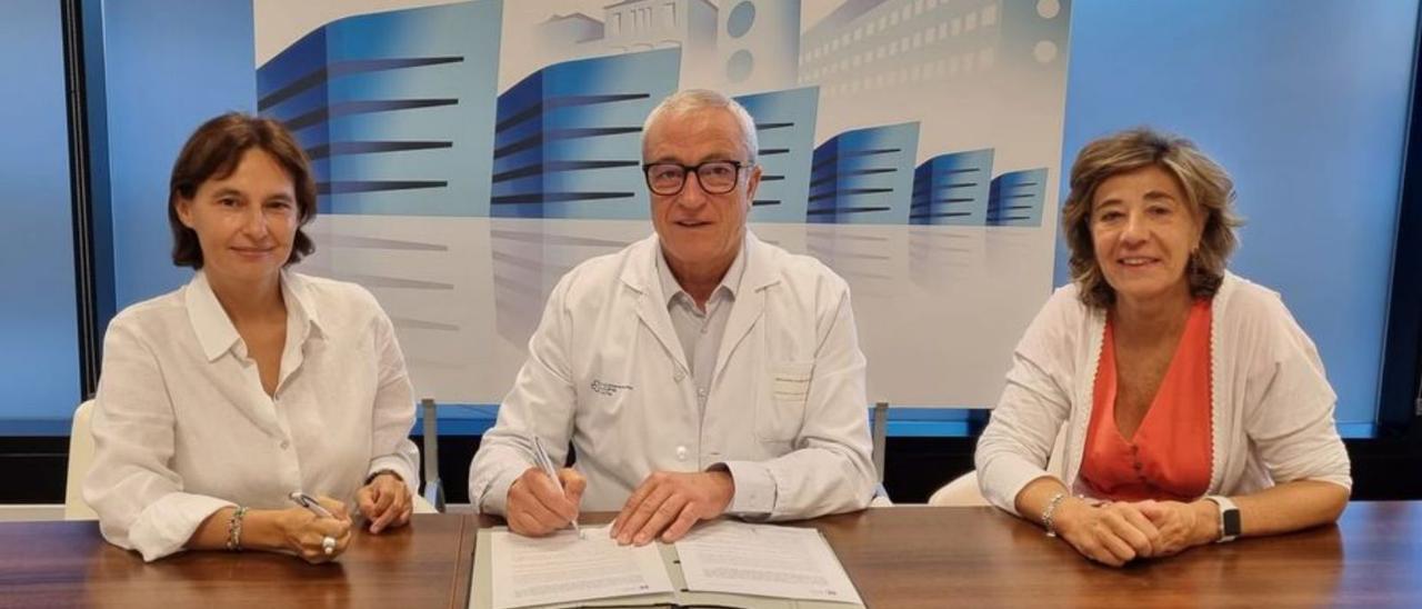 María José Diéguez, Javier Puente y María Cobas firman el acuerdo.