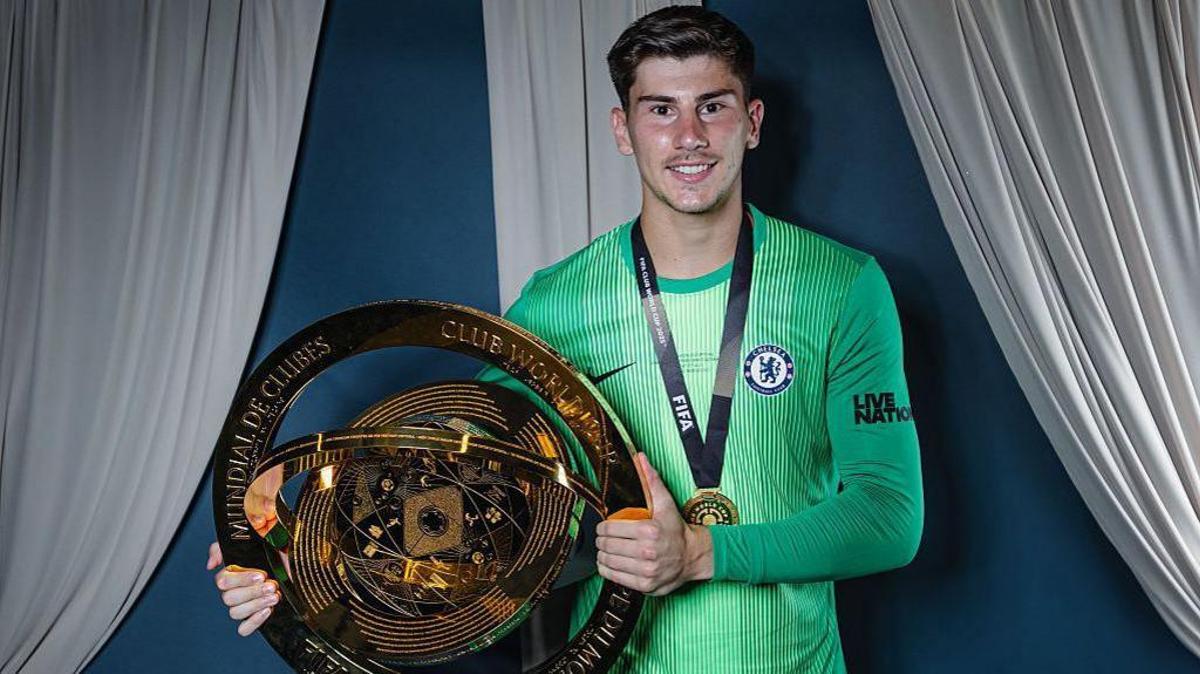 Mike Penders posando con el trofeo del Mundial de Clubes