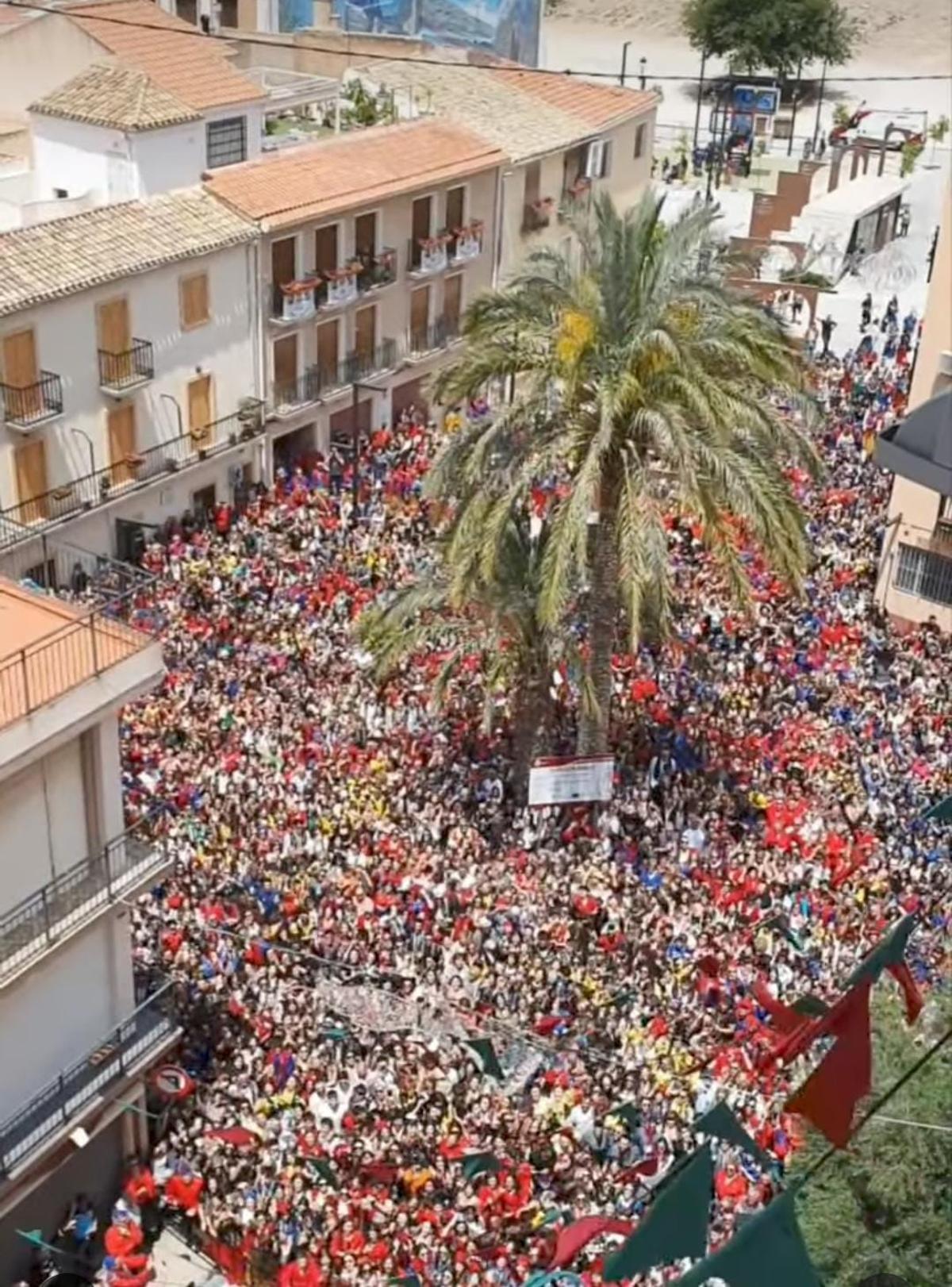 Miles de personas congregadas en la plaza de Arriba para recibir a San Antón.