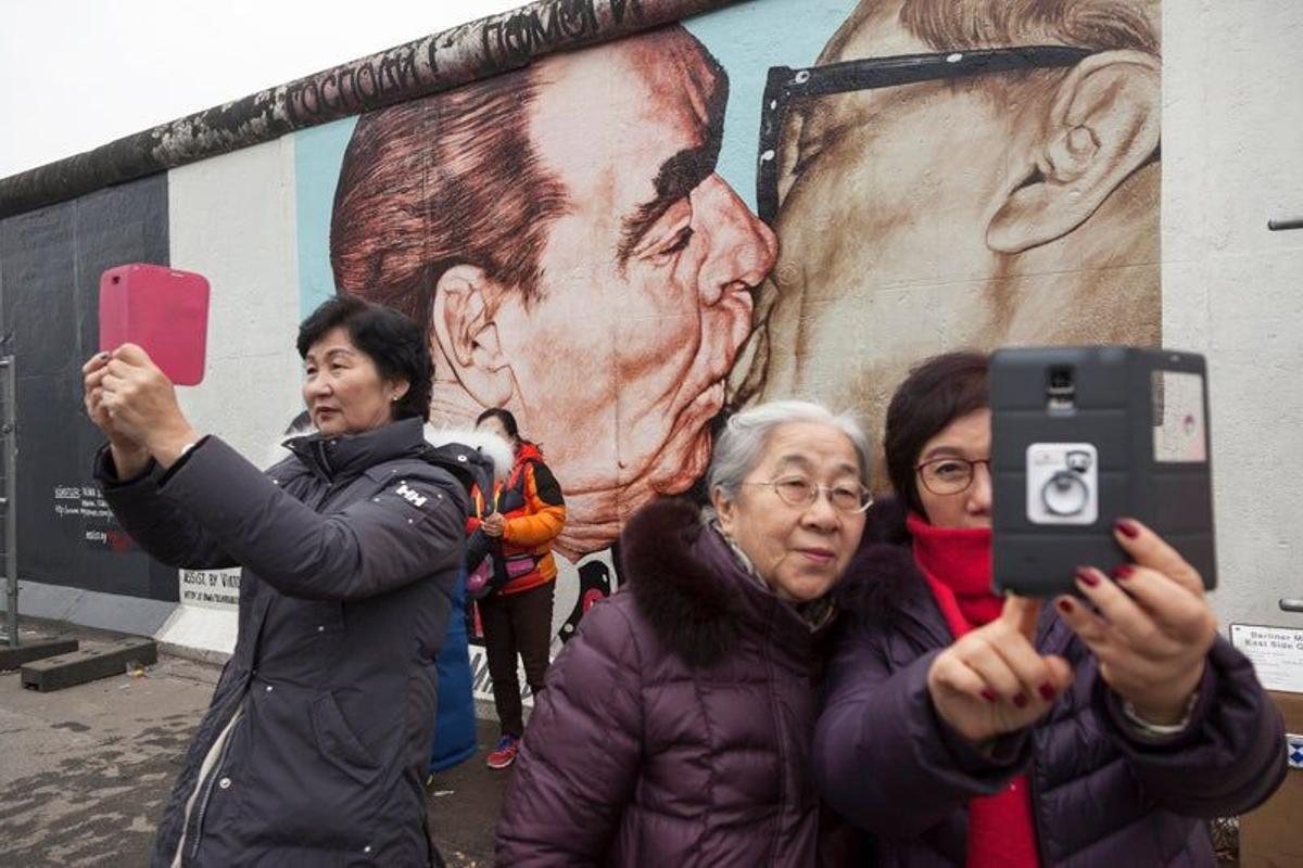 Tramo del Muro con la pintada del beso entre entre Breznev y Honecker