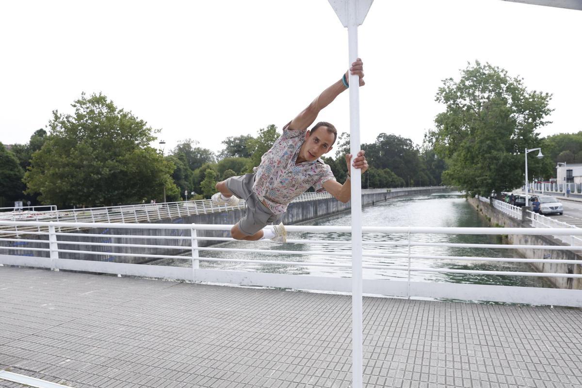 Ivan Kuzmenko practicando en el el puente de la Feria sobre el Piles.