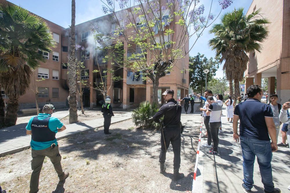 Rescatan a 8 personas en un inmueble del barrio Virgen del Carmen por un fuego iniciado en el soportal