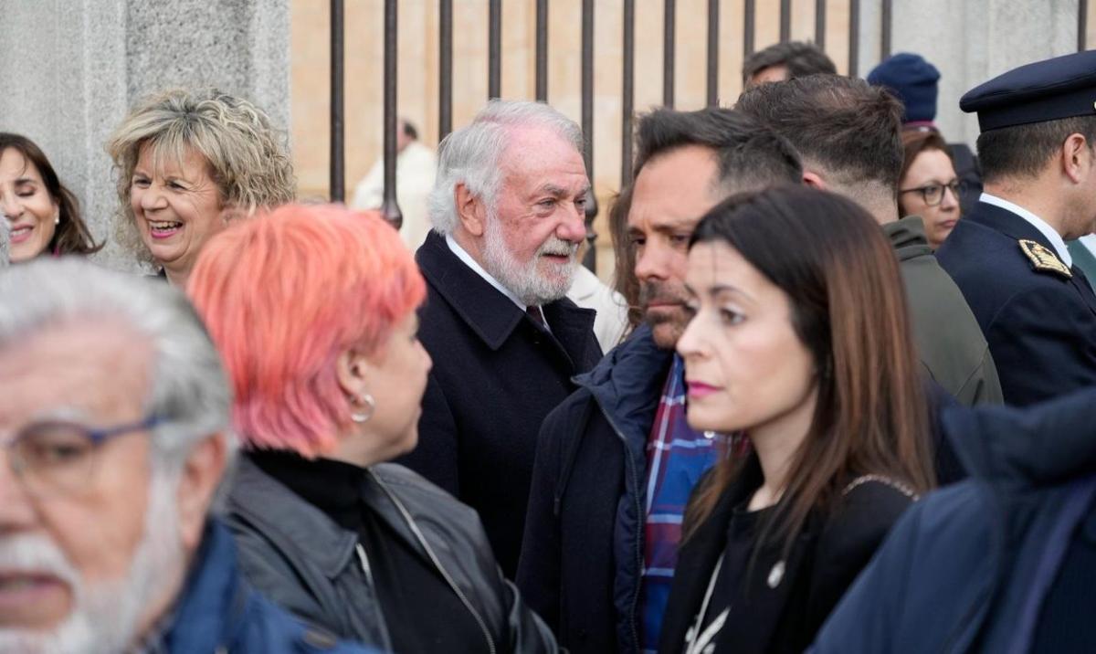 El Cristo de las Injurias avanza en su salida de la Catedral de Zamora.