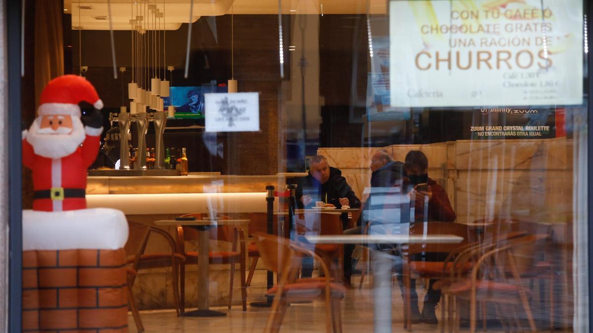 Ambiente en una cafetería del centro en las primeras horas del día.