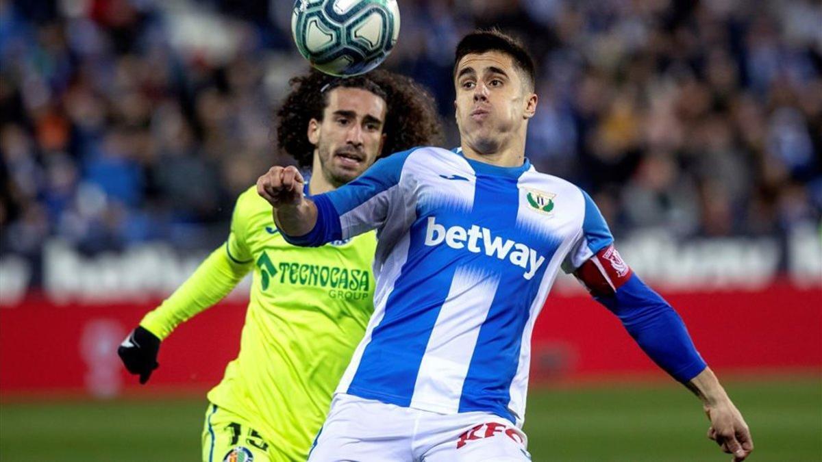 Bustinza despeja el balón ante la presión de Cucurella en el derbi del sur de Madrid