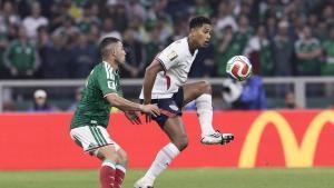 Erik Lira, de México, disputa el balón con Jude Bellingham, de Inglaterra