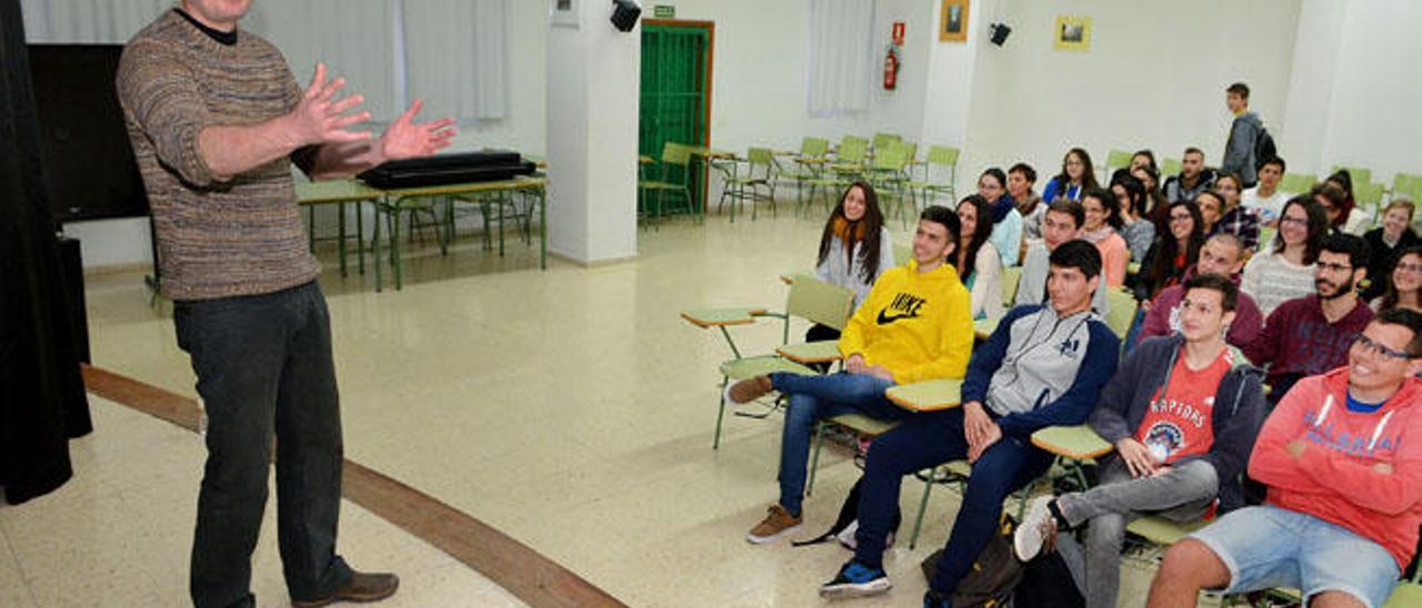 El cuentista alicantino Pablo Albo, en el IES Joaquín Artiles de Agüimes, ayer por la mañana.