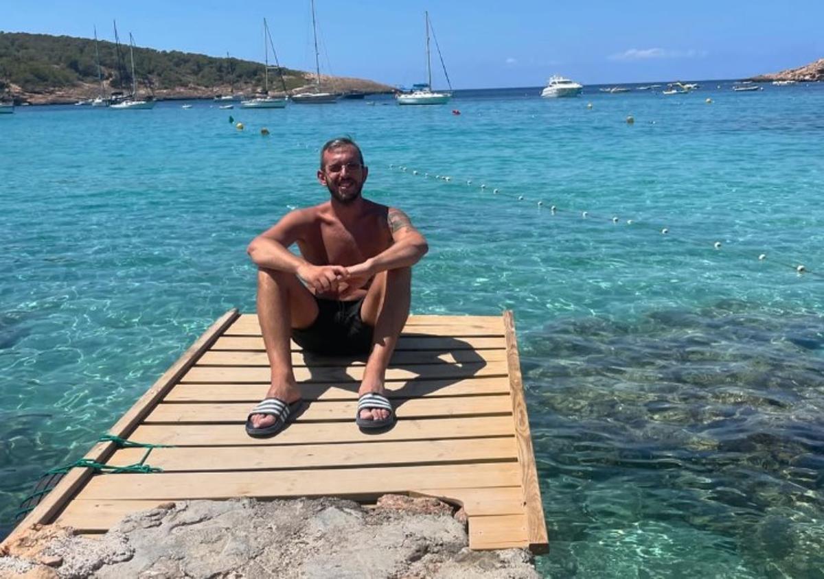Francesco Sessa en una playa de Ibiza.