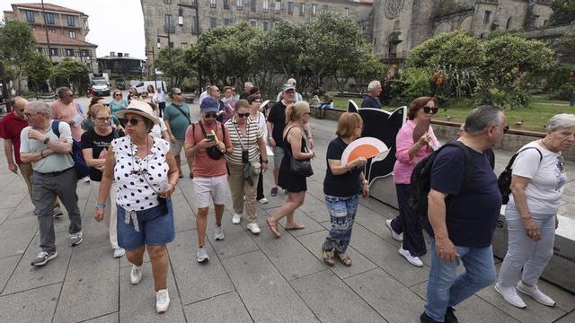 Un grupo de turistas paseando este martes por las inmediaciones de la Praza da Ferrería.