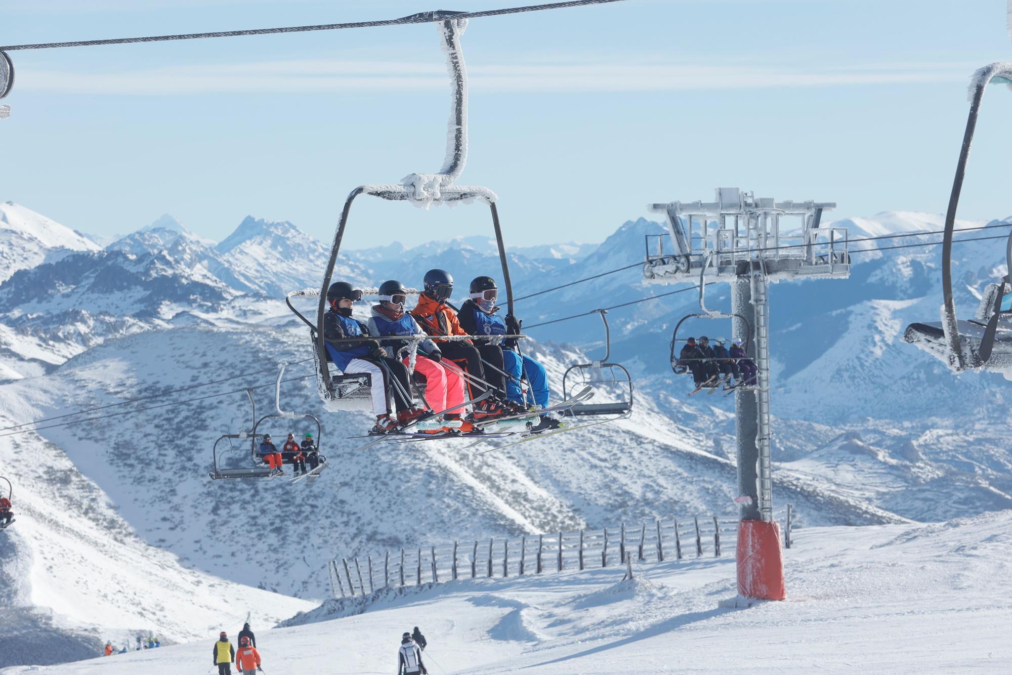 El primer día de esquí en Asturias, un éxito de público en Pajares y Fuentes