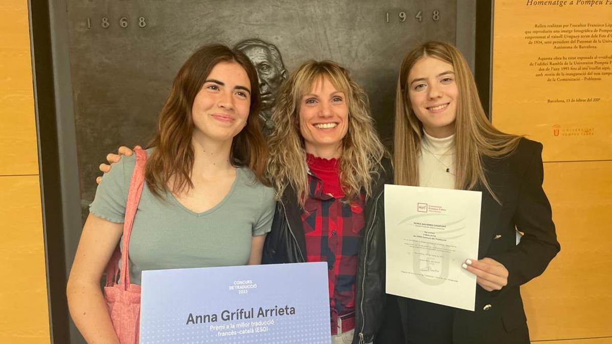 D'esquerra a dreta, l'alumna guanyadora del premi, acompanyada per la coordinadora pedagògica del centre i l'estudiant finalista