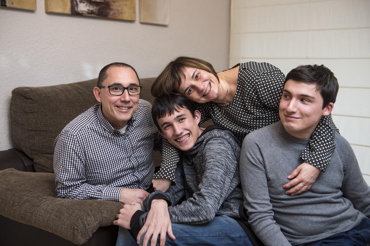 María Núñez y su marido, Manel Ramos, con sus dos hijos, Javier (derecha) y Óscar.