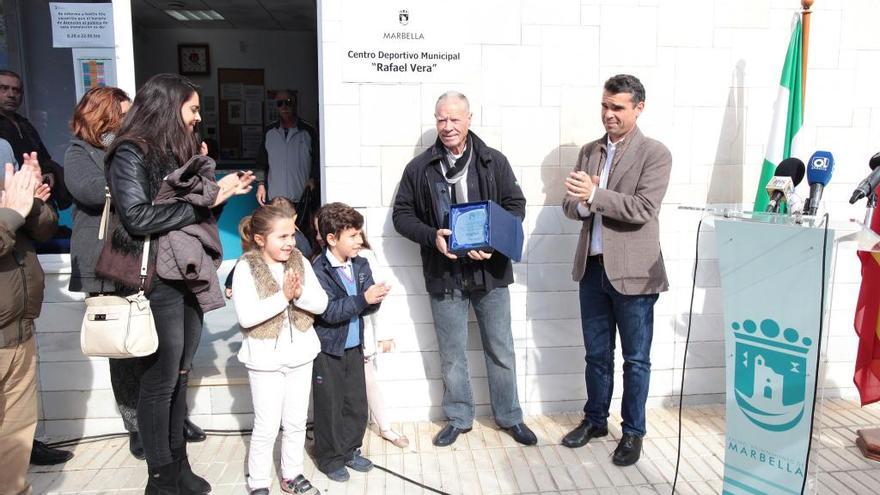 El alcalde José Bernal, con Rafael Vera en la inauguración.