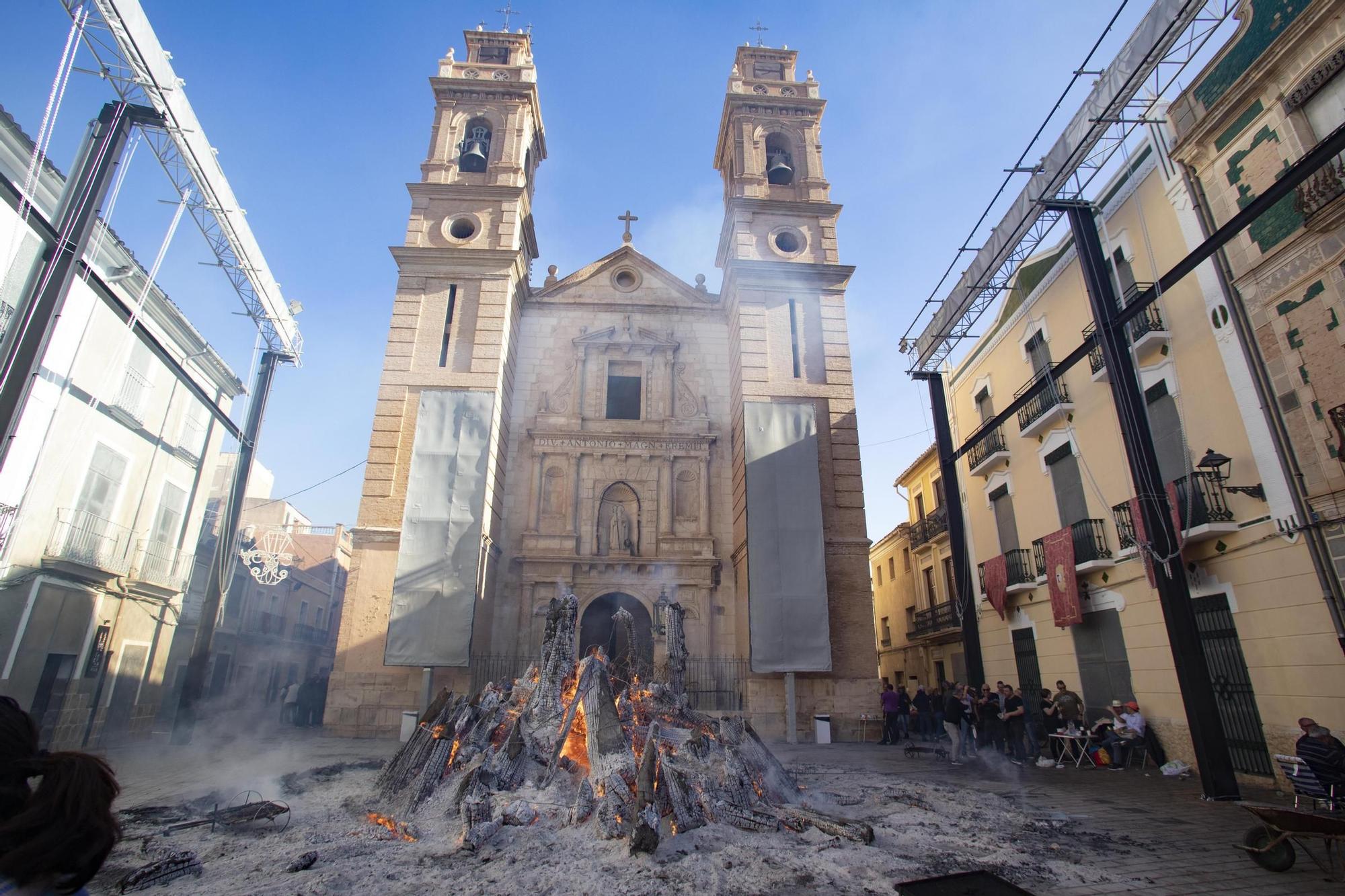 Así ha sido la concurrida "torrà" con las brasas de la Foguera de Canals