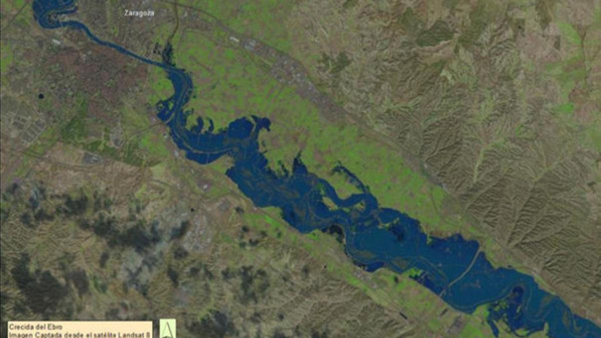 Captura del satélite de la NASA Landsat-8 de la crecida del río Ebro a su paso por Zaragoza (que queda al noroeste), este martes.