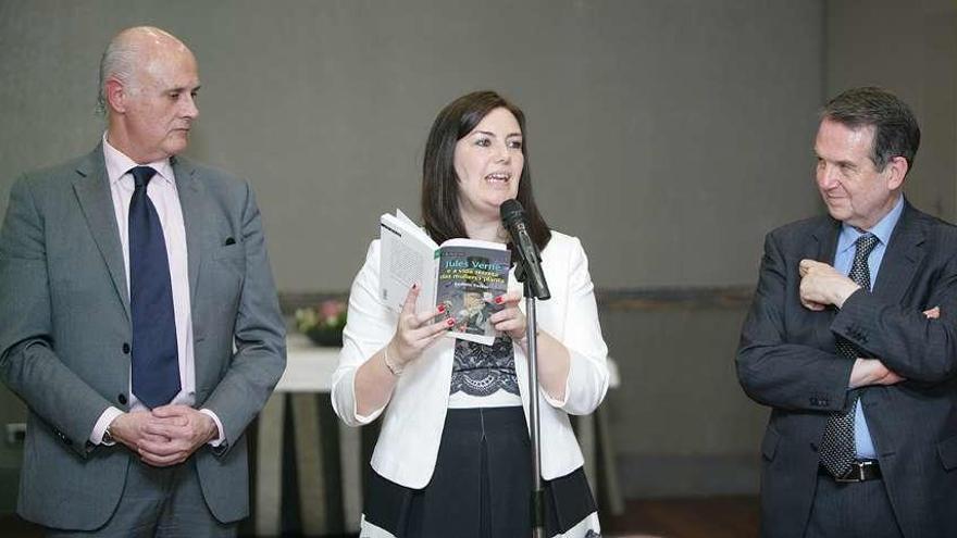 Ledicia Costas, con Carlos García Suárez Otero, nieto de Laxeiro (i.), y el alcalde de Vigo, Abel Caballero.