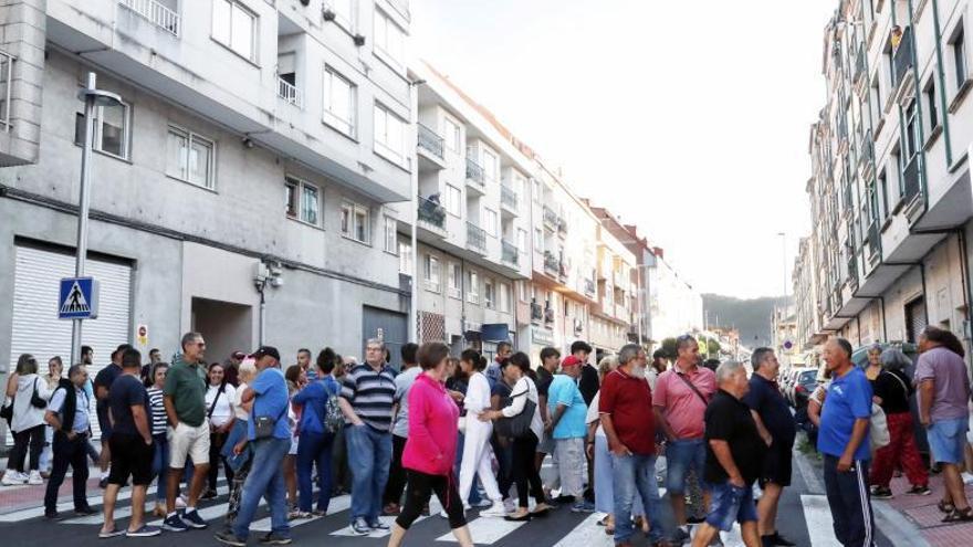 Vecinos de Bueu cortan de nuevo el tráfico y protestan por la libertad de un joven delictivo