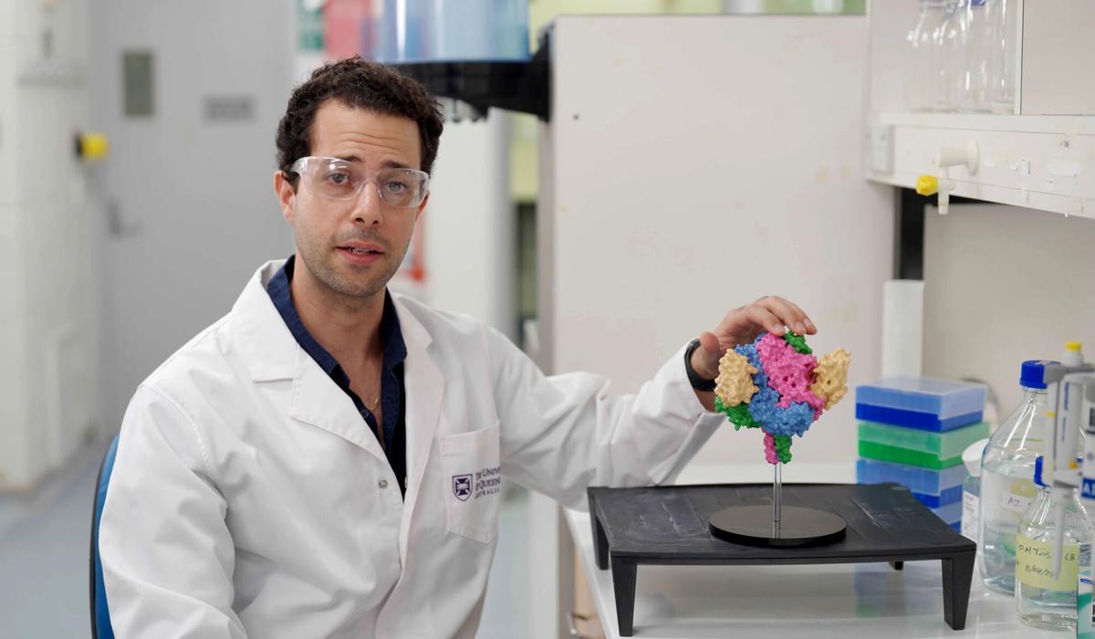 Ariel Isaacs, dotor de la Universitat de Queensland, amb un model del nanocos DS90 unit a una proteïna de fusió del virus Nipah