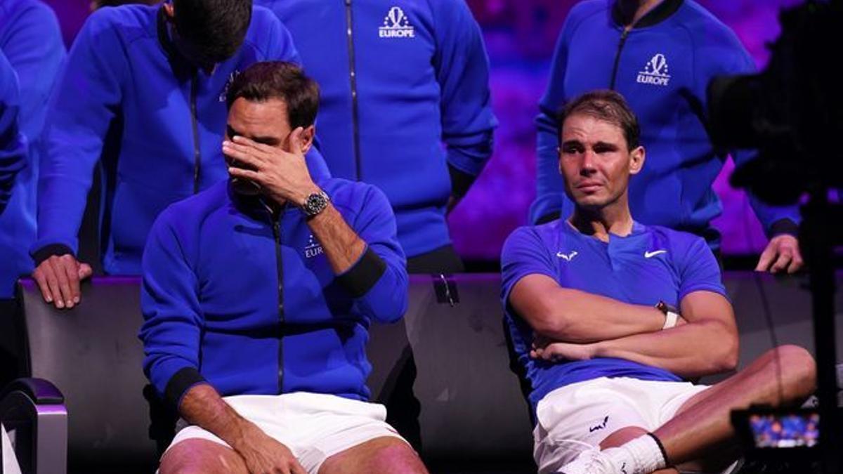 Roger Federer y Rafa Nadal llorando en el último partido de la carrera del suizo durante la Laver Cup.