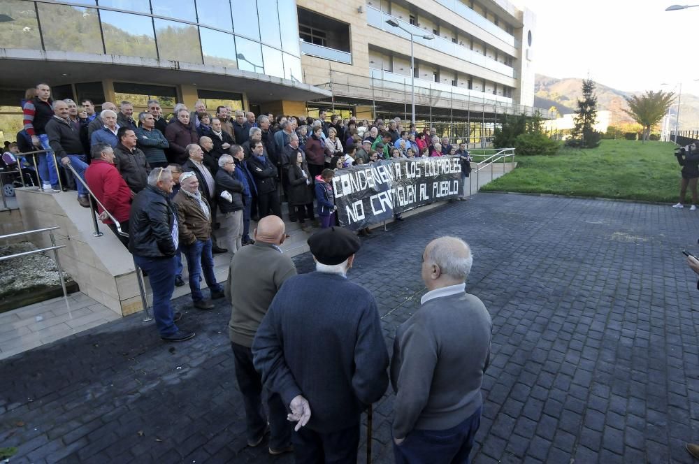 Protesta contra el cierre del geriátrico de Felechosa