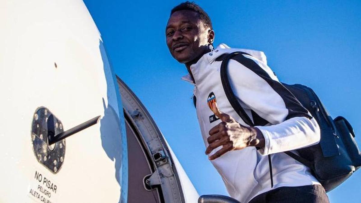 Los jugadores de la Real, cantando y bailando con la Copa en mano y rodeados de aficionados antes de regresar a casa