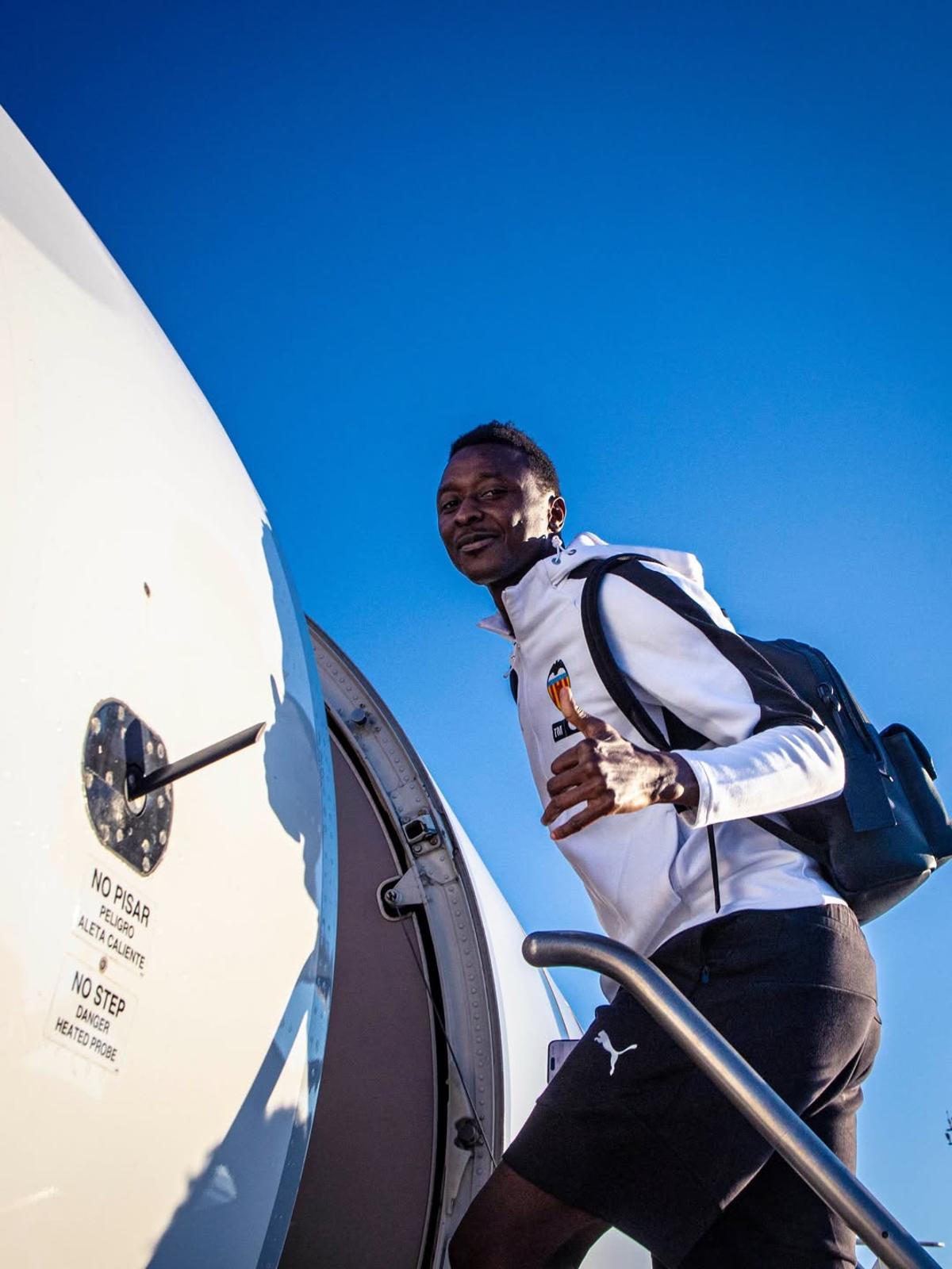 Umar Sadiq sube al avión con el Valencia CF