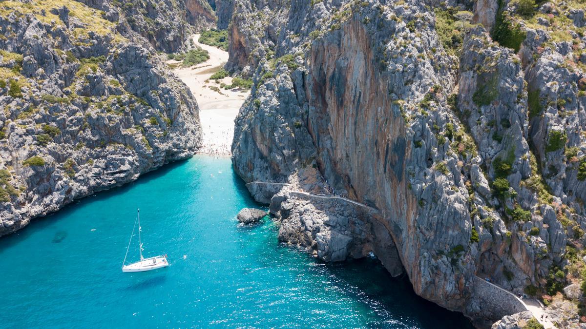 Descubre las mejores calas de Mallorca y disfruta al máximo de la playa este verano