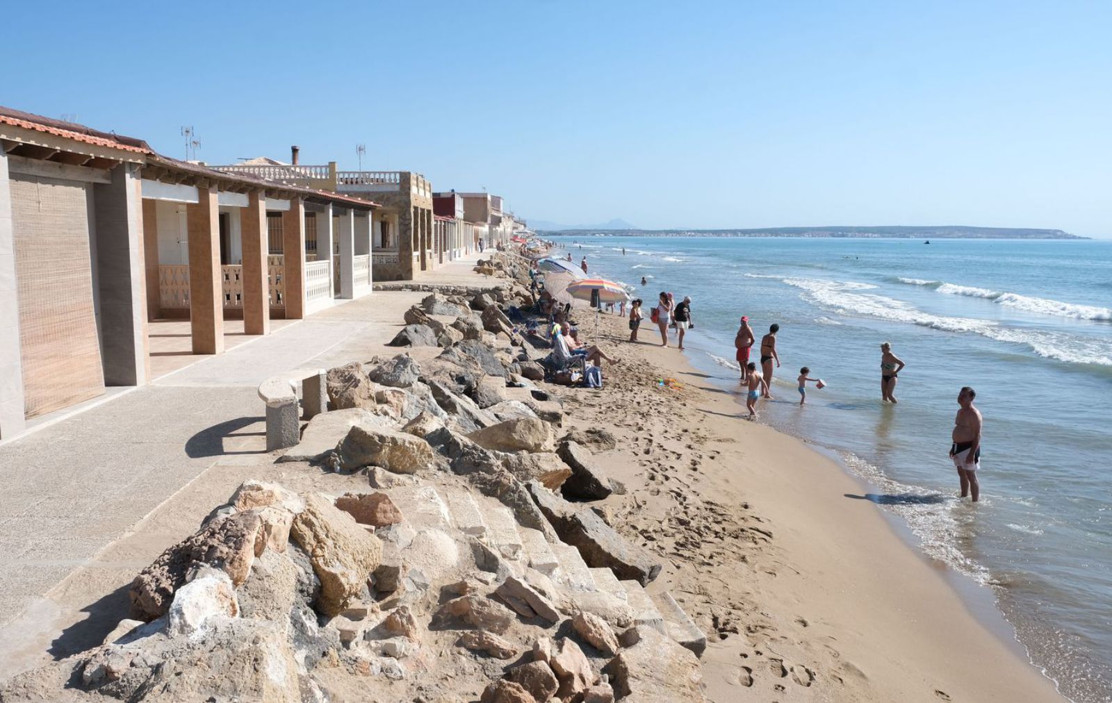 Los propietarios de las casas en primera línea en El Pinet han puesto escolleras con rocas para tratar de &quot;frenar&quot; al mar. 