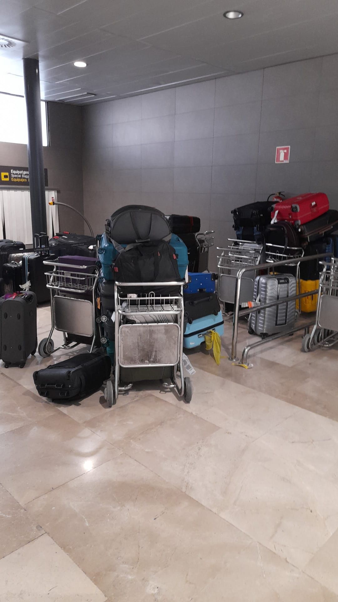 Más de 300 maletas se están acumulando en un almacén del aeropuerto de Manises desde hace semanas