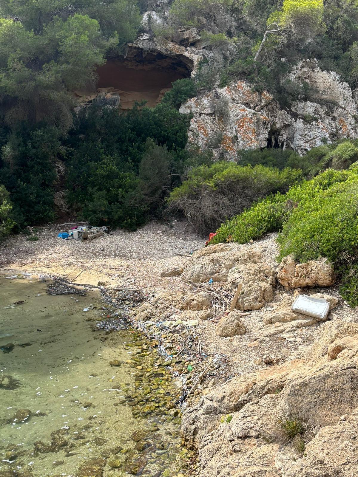 La suciedad se acumula en Cala Figuera