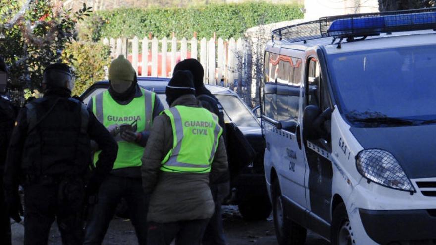 Agentes realizan un registro en una vivienda de Segovia.