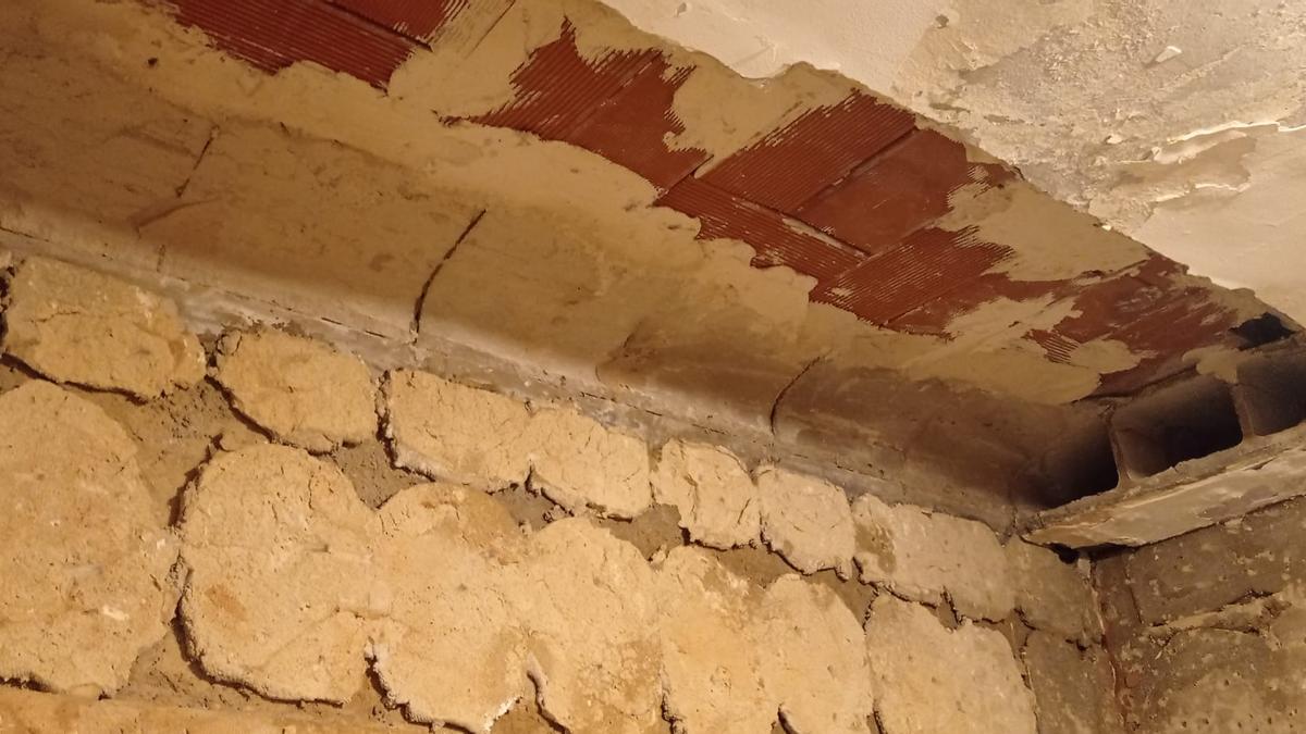 Se cayó una parte del techo por las filtraciones de agua en el baño de una de las casas.