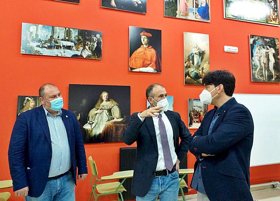 César Álvarez, Luis Felipe Fernández y Borja Sánchez, en el IES de Vegadeo. Reproducción de D. Á.
