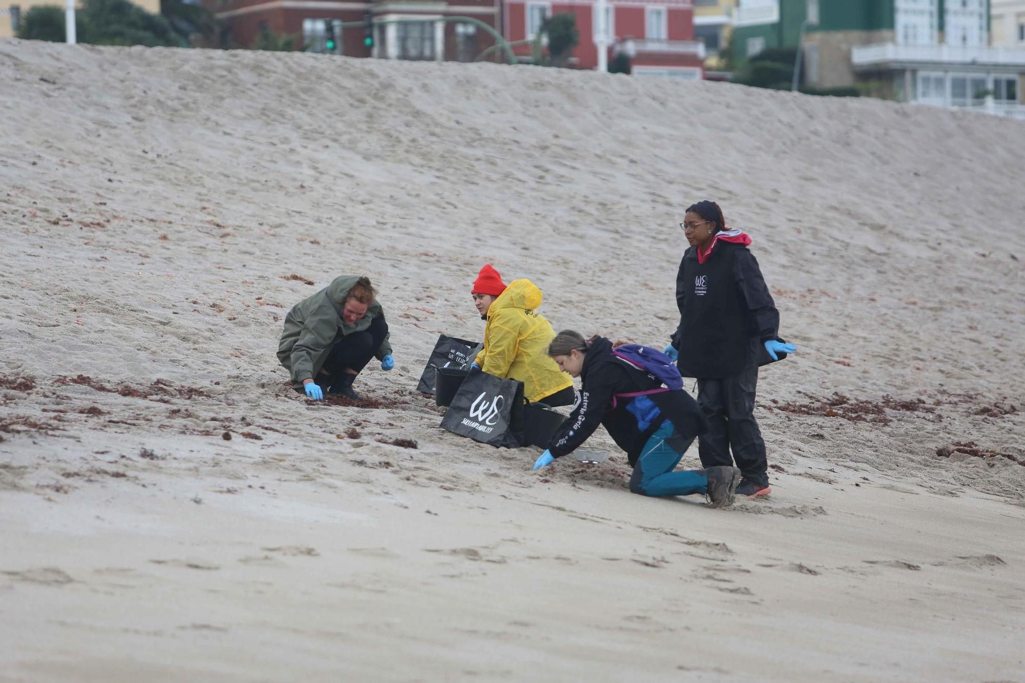 Decenas de voluntarios recogen residuos en la playa del Orzán con WE Sustainability