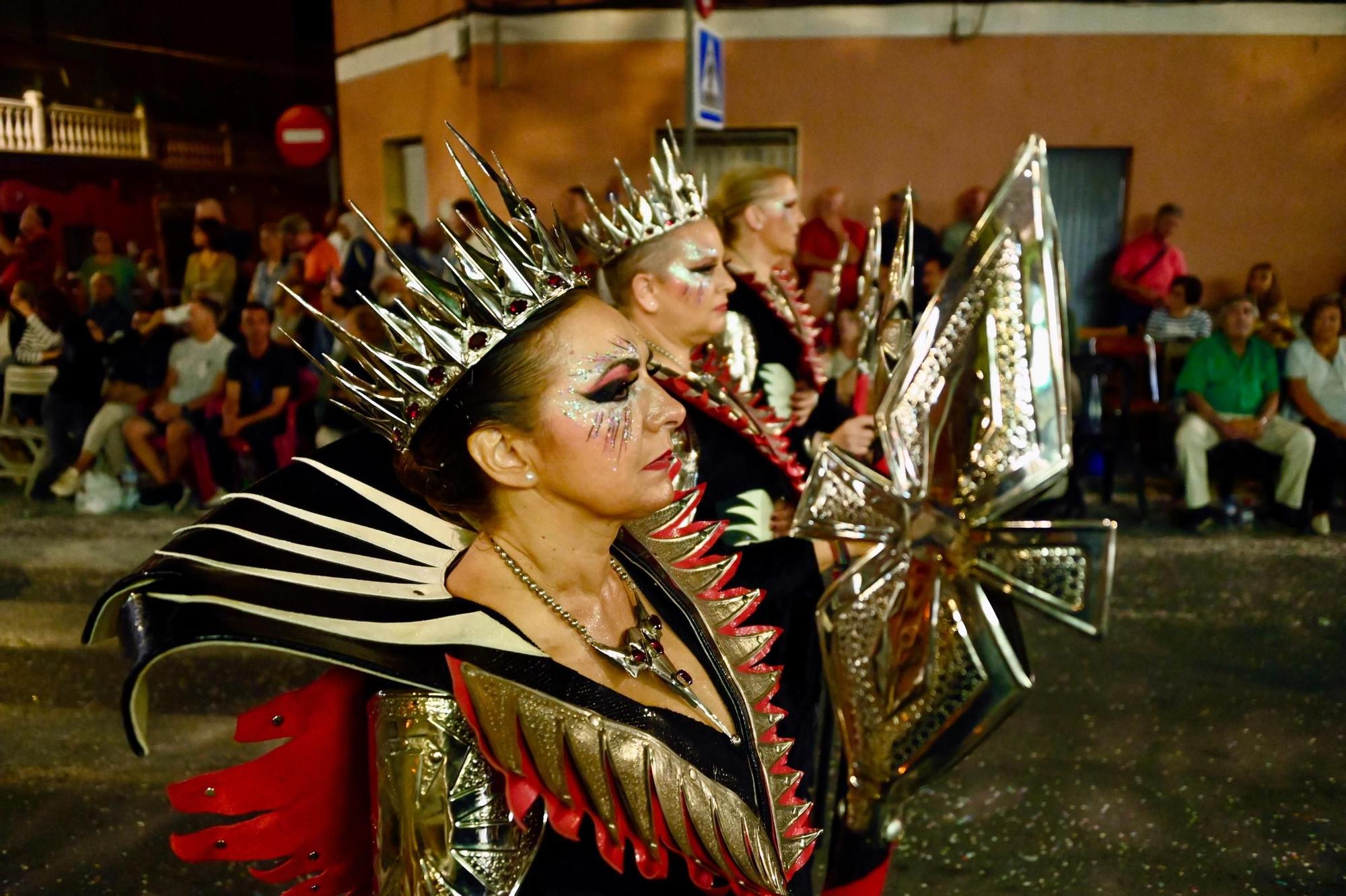 Dragones de San Jorge corona una Entrada Cristiana en Crevillent con un boato de 1.300 participantes