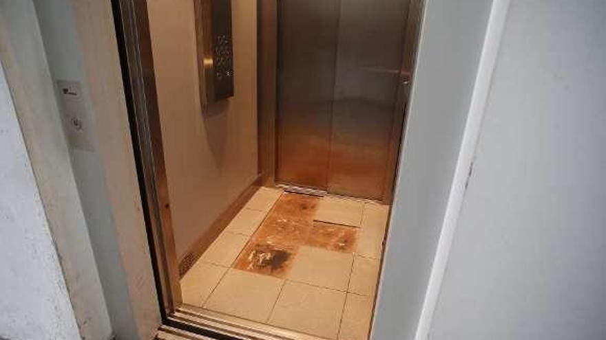 El suelo del ascensor del número 6 de la calle castrillonense.