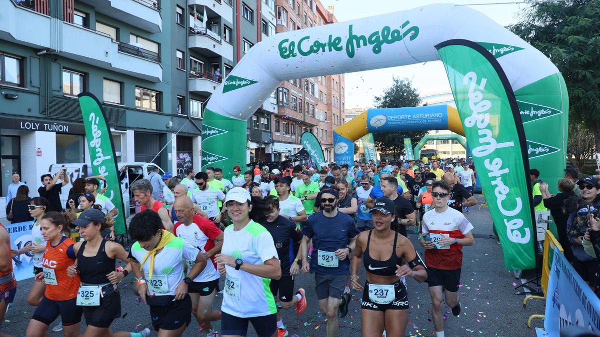 Numerosos corredores durante la salida de la media maratón de Oviedo del pasado mes de octubre.