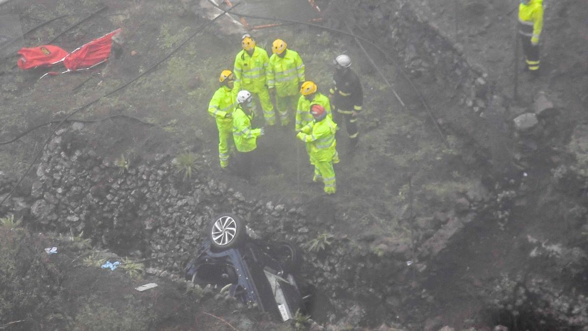 Rescate de los cuerpos de los fallecidos en el accidente de tráfico de Gran Canaria