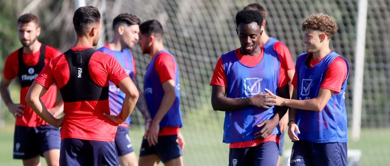 Simo Bouzaidi, a la derecha, bromea con Diarra durante la sesión de trabajo en la Ciudad Deportiva.