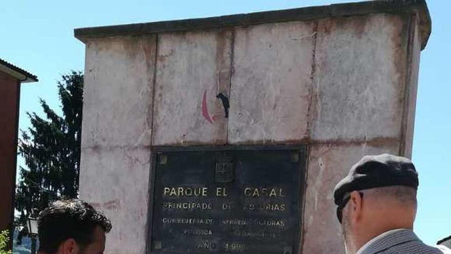 Plácido Rodríguez y Marco Fernández, hijo de Zapata, colocando ayer la placa en el parque de El Casal de Grado.
