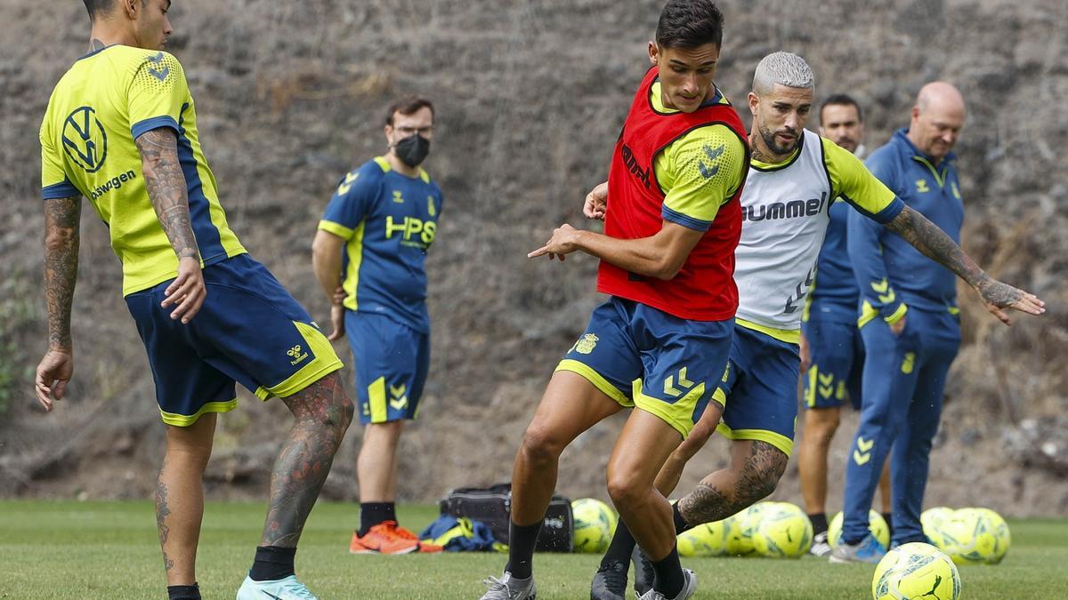 Sergi Cardona durante un entrenamiento con peto rojo.