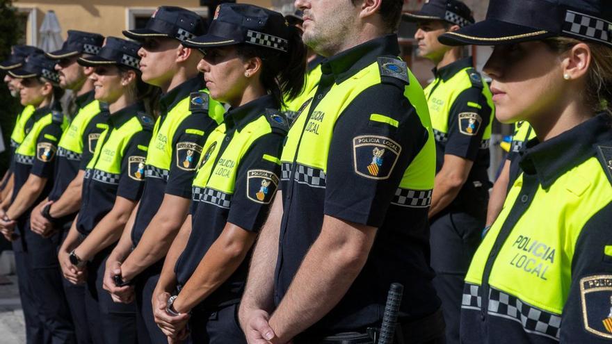 Varias mujeres policías locales, en un acto en Gandia el pasado año. | ÀLEX OLTRA