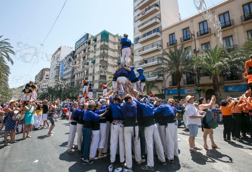 Las torres humanas construídas esta mañana en Alicante han logrado sorprender al público y crear un ambiente tradicional.