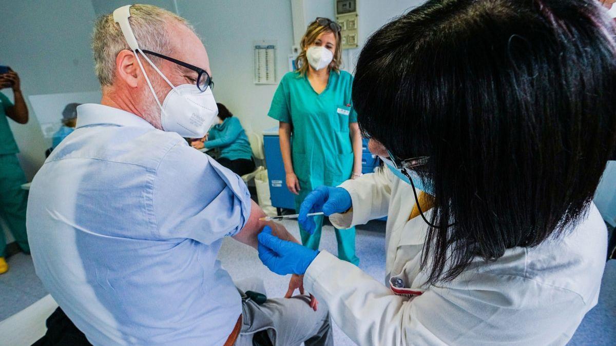 Un hombre es vacunado en un centro de salud italiano.