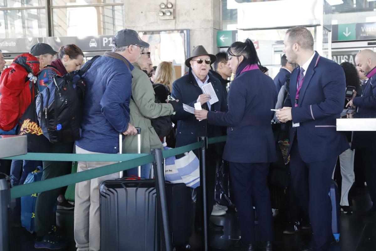 Varios pasajeros conversan con trabajadores de Renfe, este miércoles, en la estación de trenes de Córdoba.
