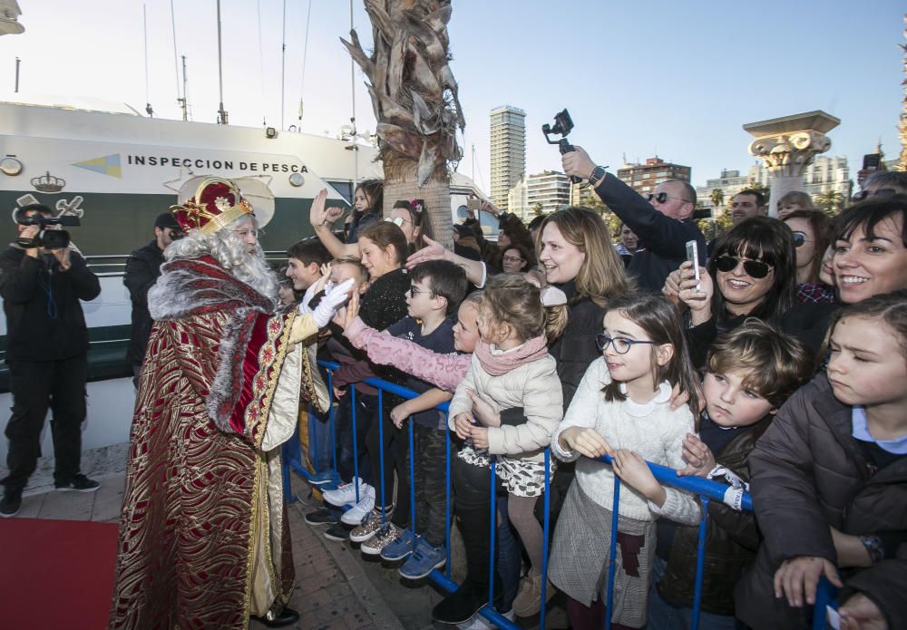 Los Reyes Magos llegan en barco y tocan tierra en las Escaleritas de la Reina.