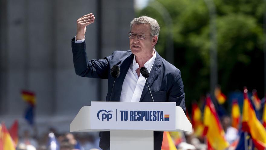 El presidente del Partido Popular, Alberto Núñez Feijóo, interviene durante una manifestación del PP, en la Puerta de Alcalá, a 26 de mayo de 2024, en Madrid (España).