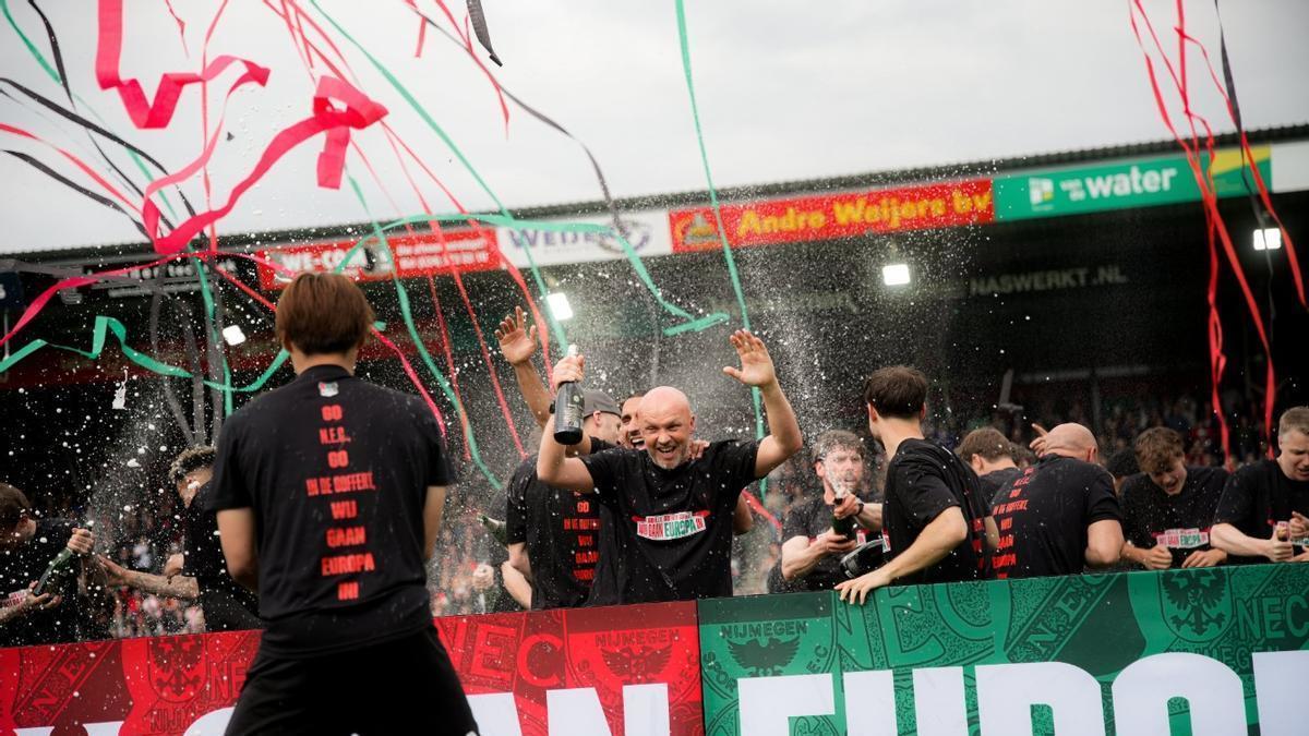 Dick Schreuder celebra la clasificación para la previa de la Liga de Campeones.