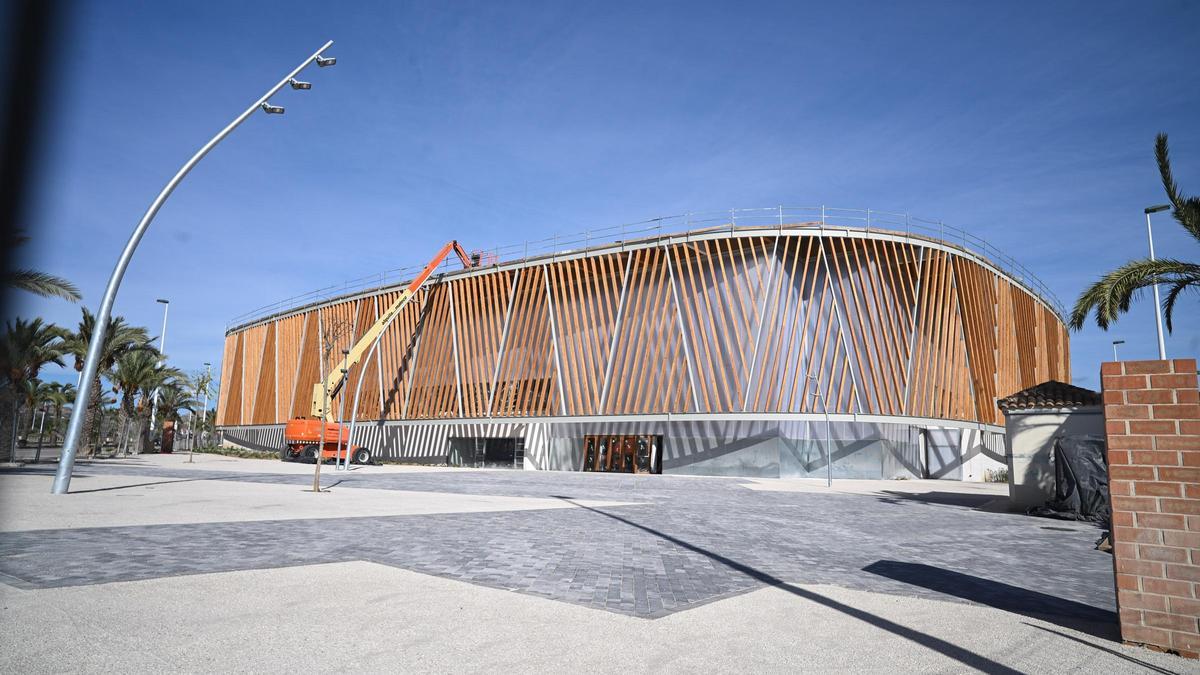 El pabellón de deportes inclusivos, en una imagen de hace unas semanas, con operarios con los últimos retoques.
