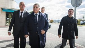 Rafael Yuste, Joan Laporta y Xavi Hernández han estado este viernes en Madrid en el funeral de Marcos Alonso Peña